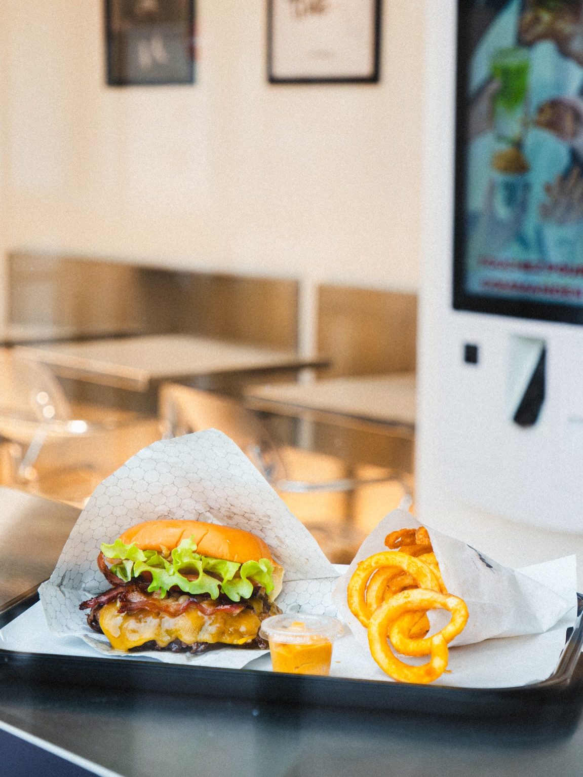 Délicieux Smash Burger et frites curly chez Maison 28 Perpignan